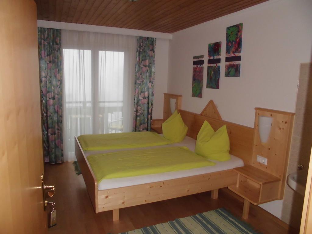 Pension & Ferienwohnung Dullnig Gmund in Karnten Ruang foto